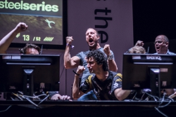 Emil ”Heaton” Christensen, mitten, är klar för Mästarnas Mästare Foto: Rikard Söderberg/Dreamhack